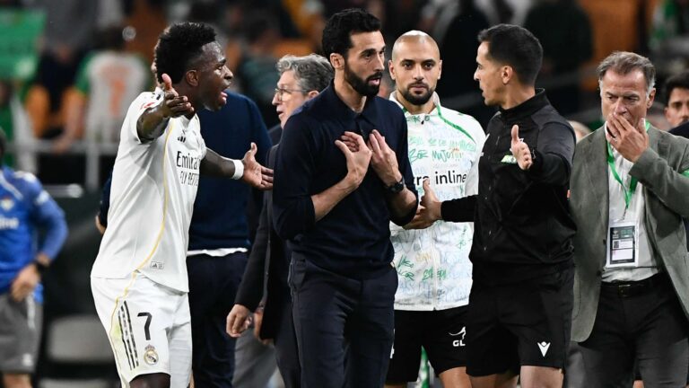 ฟาล์วชัดก่อนประตู? อัลบาโร อาร์เบโลอาโกรธหลัง อันโตนี ดึง เฟร์แลนด์ เมนดี ก่อนประตูเสมอของ เรอัล เบติส (ลา ลีกา)