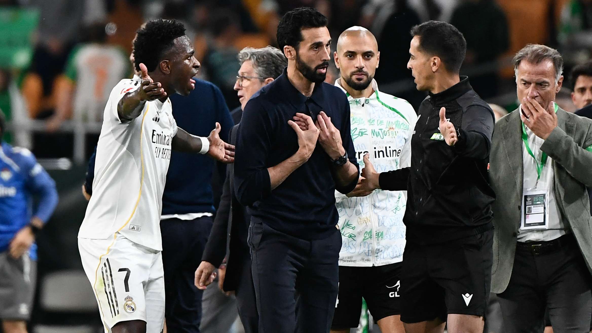 ฟาล์วชัดก่อนประตู? อัลบาโร อาร์เบโลอาโกรธหลัง อันโตนี ดึง เฟร์แลนด์ เมนดี ก่อนประตูเสมอของ เรอัล เบติส (ลา ลีกา)