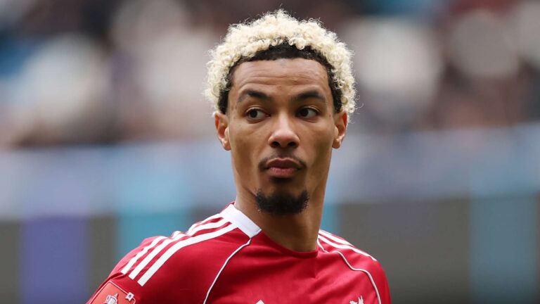 เอคิติเก แชร์วิดีโอ AI แปลกๆ ปล่อยไม้ค้ำแล้วซัดใส่แมนเชสเตอร์ ซิตี้ ก่อนลิเวอร์พูลยืนยันอาการบาดเจ็บเอ็นร้อยหวายยังฟื้นตัวยาว