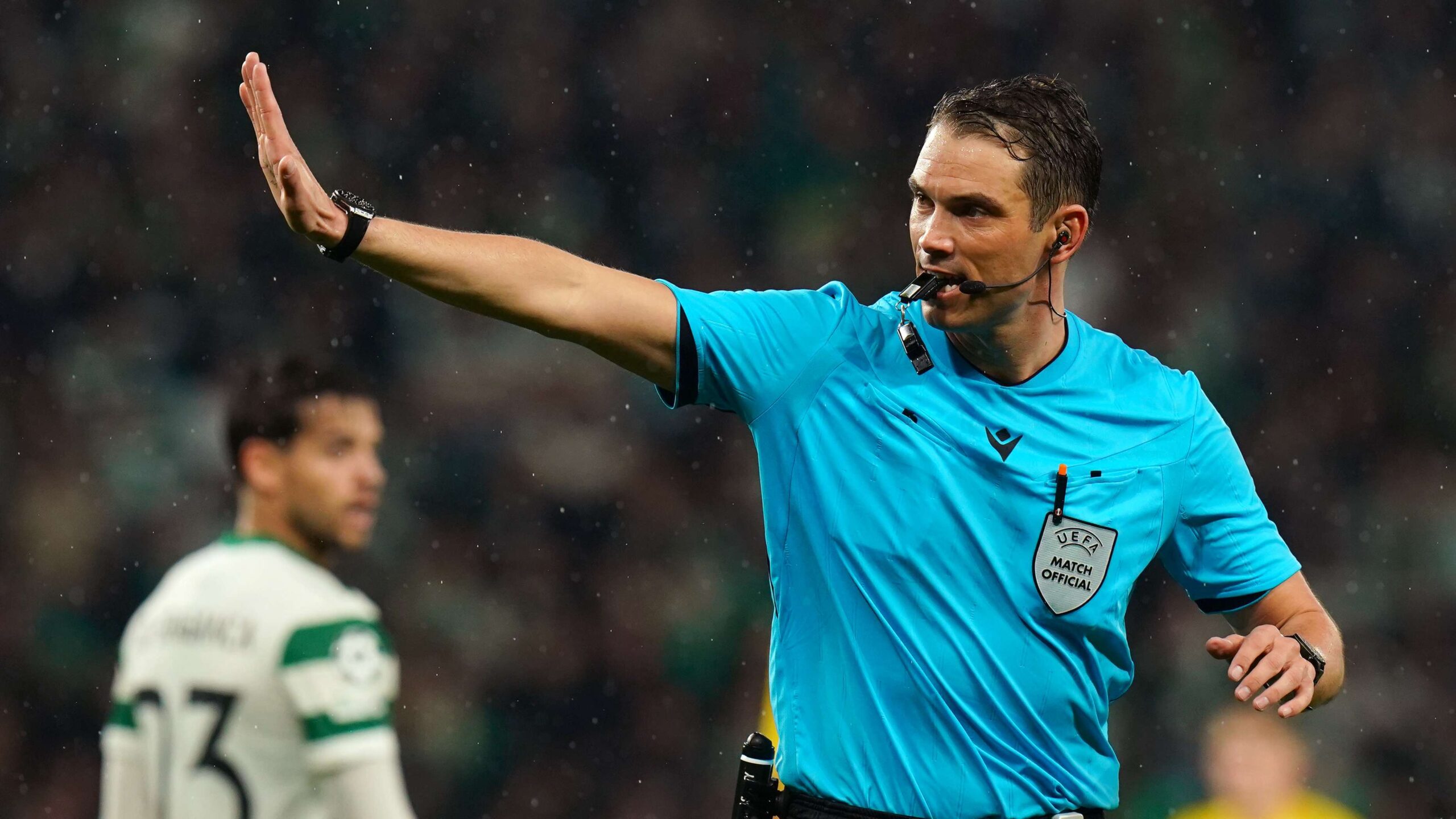 ชาร์เยร์ ผู้ตัดสินสร้างความไม่พอใจให้คู่แข่งของ โบรุสเซีย ดอร์ทมุนด์