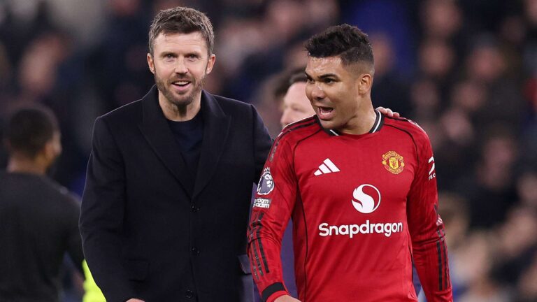 ไมเคิล คาร์ริคเตือนแมนยูฯอย่าฉลองมากเกิน หลังผ่านเข้ารอบยูฟ่าแชมเปียนส์ลีก พร้อมชี้แจงกระแสเรียกร้องหนึ่งปีให้ คาเซมิโร่