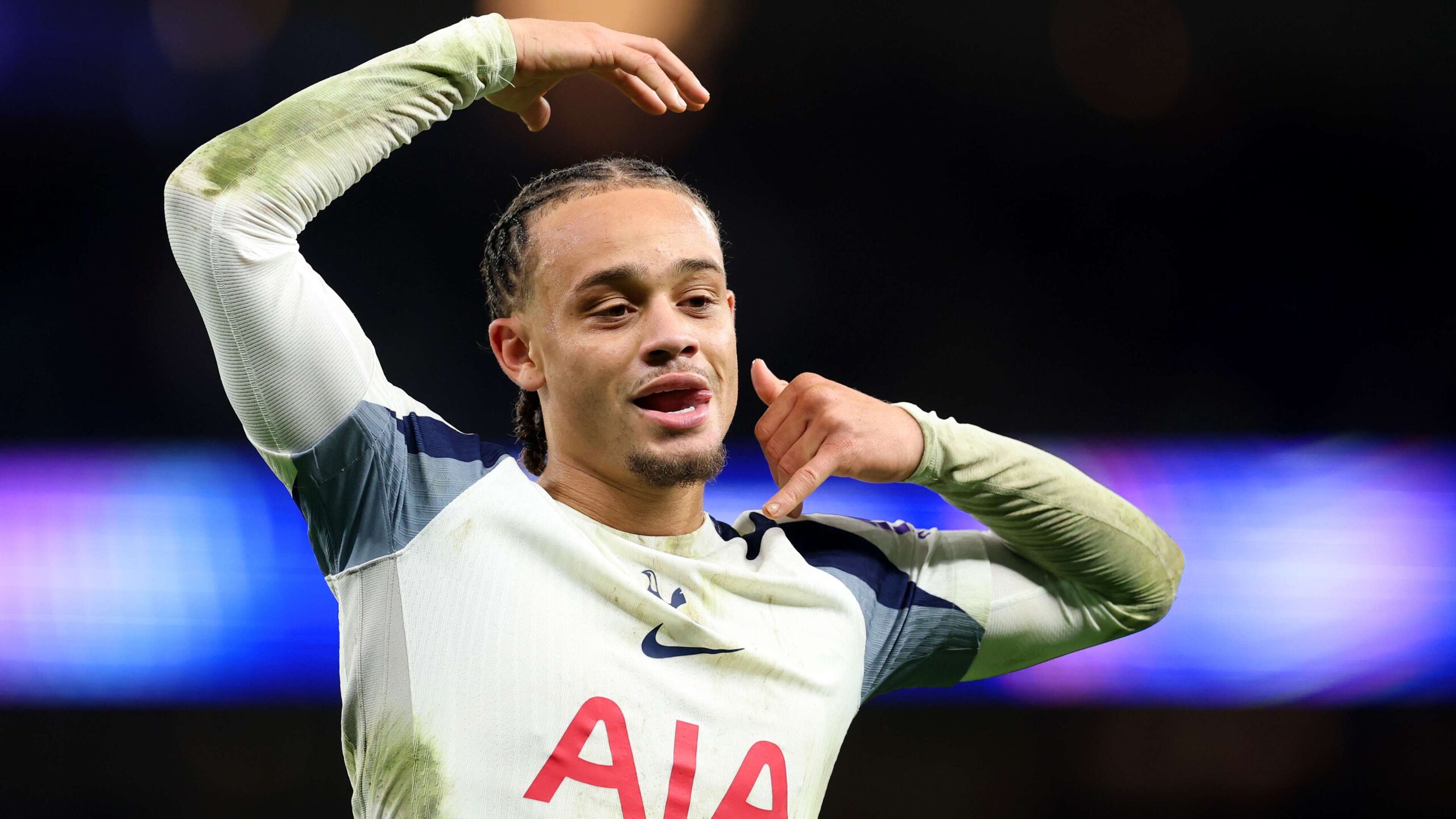 บาร์เซโลนาเล็งสอย ชาวี ซิมอนส์ และสเปอร์สอีกสี่ราย ในสถานการณ์ตกชั้น ก่อนตลาดเสริมทัพซัมเมอร์