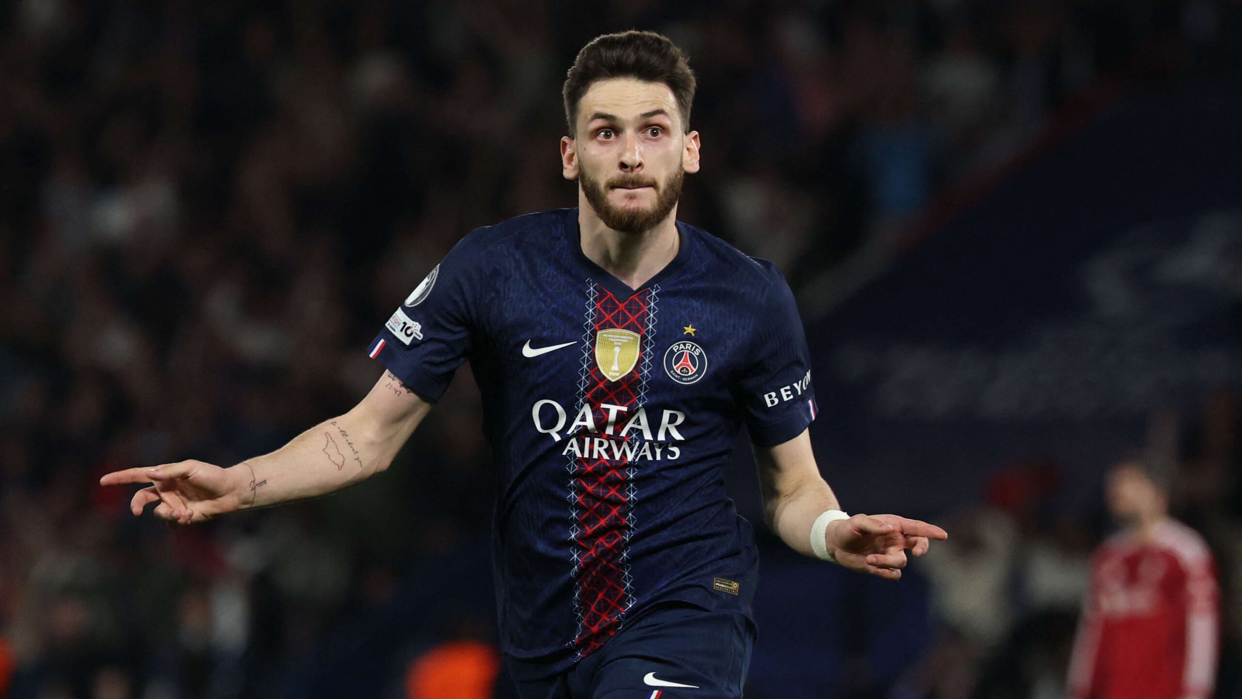 บิดาควารัตสเคเลียยืนยัน ควารัตสเคเลียอยู่กับปารีส ซัมเมอร์นี้ แม้ข่าวเชื่อมโยงกับอาร์เซนอล