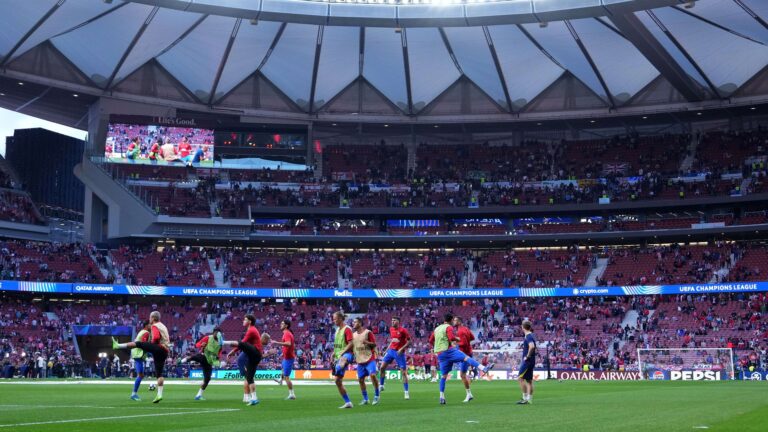 สงครามหญ้ก่อนชปล อาร์เซนอลขอยูฟ่าตรวจสนามก่อนพบแอตเลติโก มาดริด