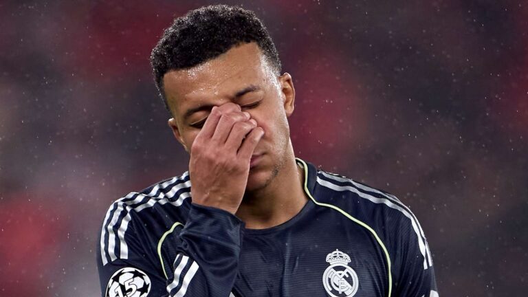 เอ็มบัปเป้ คาดเดินตามรอยเมสซี่ และ โรนัลโด้ ลุ้นแชมป์ยูฟ่า แชมเปียนส์ลีก และ บัลลง ดอร์