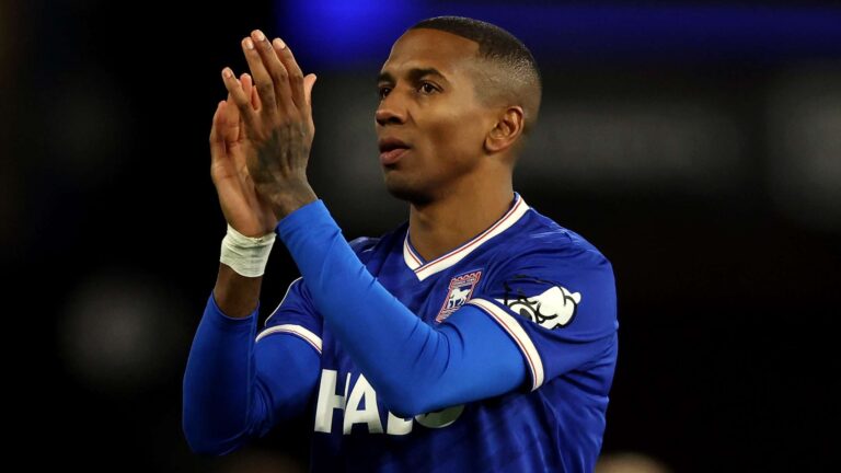 แอชลีย์ ยัง ประกาศอำลาฟุตบอลอาชีพ หลังสร้างผลงานอันโดดเด่นกับแมนเชสเตอร์ ยูไนเต็ด และอินเตอร์ มิลาน