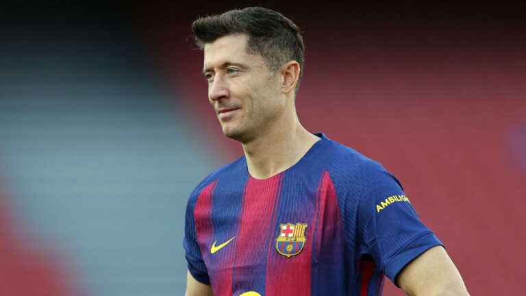 ทำไม ยูเวนตุสจึงชะลอความสนใจต่อ โรเบิร์ต เลวานดอฟสกี ขณะที่ดาวยิงบาร์เซโลนากำลังจะออกจากทีมแบบฟรีเอเจนต์