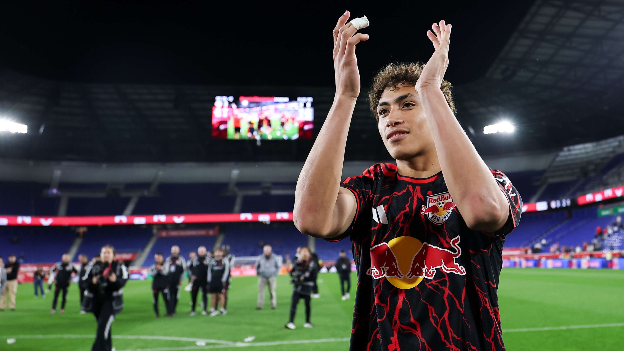 จูเลียน ฮอลล์ ดาวรุ่งนิวยอร์ก เรดบูลส์ สร้างสถิติ MLS เป็นผู้เล่นอายุน้อยสุดที่ทำแฮตทริค