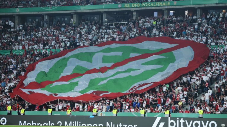 การประท้วงครั้งรุนแรงต่อ DFB! แฟน บาเยิร์น มิวนิค กับ สตุตการ์ท รวมตัวประท้วงในรอบชิงเดเอฟเบ คัพ