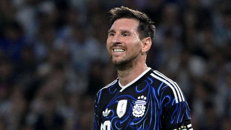 ทัวร์อำลาฟุตบอลโลก เมสซียิ้มแย้มเช็คอินเข้าค่ายอาร์เจนตินา คำถามรีไทร์ทีมชาติอาจใกล้ถึง