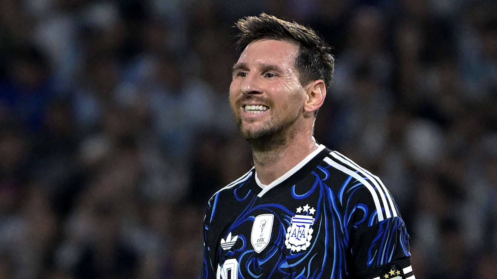 ทัวร์อำลาฟุตบอลโลก เมสซียิ้มแย้มเช็คอินเข้าค่ายอาร์เจนตินา คำถามรีไทร์ทีมชาติอาจใกล้ถึง