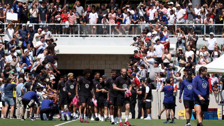สมุดบันทึก USMNT ฟุตบอลโลก: เมาริซิโอ ปอเช็ตติโน่ ปลื้มการต้อนรับแฟนบอล 5,500 คนที่แคลิฟอร์เนีย ขณะที่ คริส ริชาร์ดส์ กลับมาซ้อมเต็มรูปแบบ