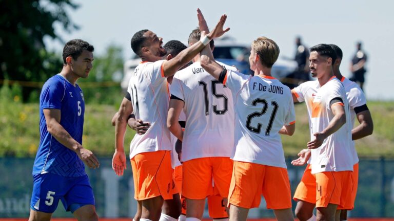 โคดี้ กัคโป ซัดสองประตู เนเธอร์แลนด์ เฉือน อุซเบกิสถาน 2-1 ในเกมอุ่นเครื่องก่อนฟุตบอลโลก ท่ามกลางข่าวรบกวนอาการบาดเจ็บ